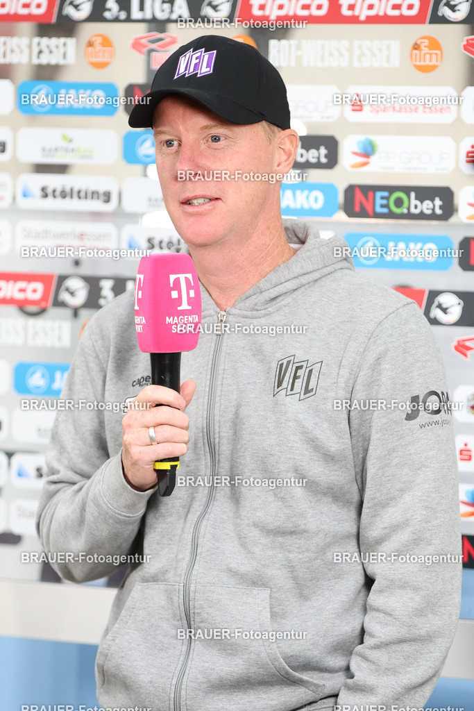 Rot-Weiss Essen - VFL Osnabrück | Essen, Deutschland, 17.09.2025 Timo Schultz (VFL Osnabrück) beim Interviewwährend des 3.Liga Spiels zwischen  Rot-Weiss Essen und VFL Osnabrück am 17.09.2025 im Stadion an der Hafenstraße in Essen. (Foto von Timo Bluhmki-Schmidt/Brauer Fotoagentur