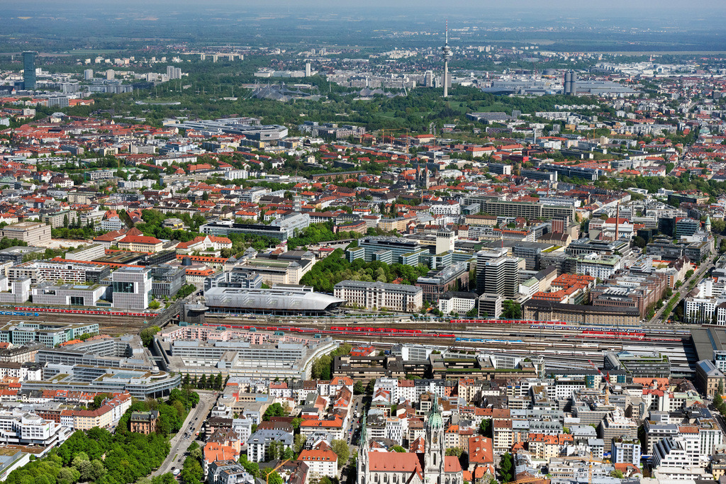 dr__0064209.jpg | MüNCHEN 29.04.2025 Schienen- Gleis- und Oberleitungsstrang im Streckennetz der Deutschen Bahn in München im Bundesland Bayern, Deutschland. // Railway track and overhead wiring harness in the route network of the Deutsche Bahn in Munich in the state Bavaria, Germany. Foto: Daniel Reiter