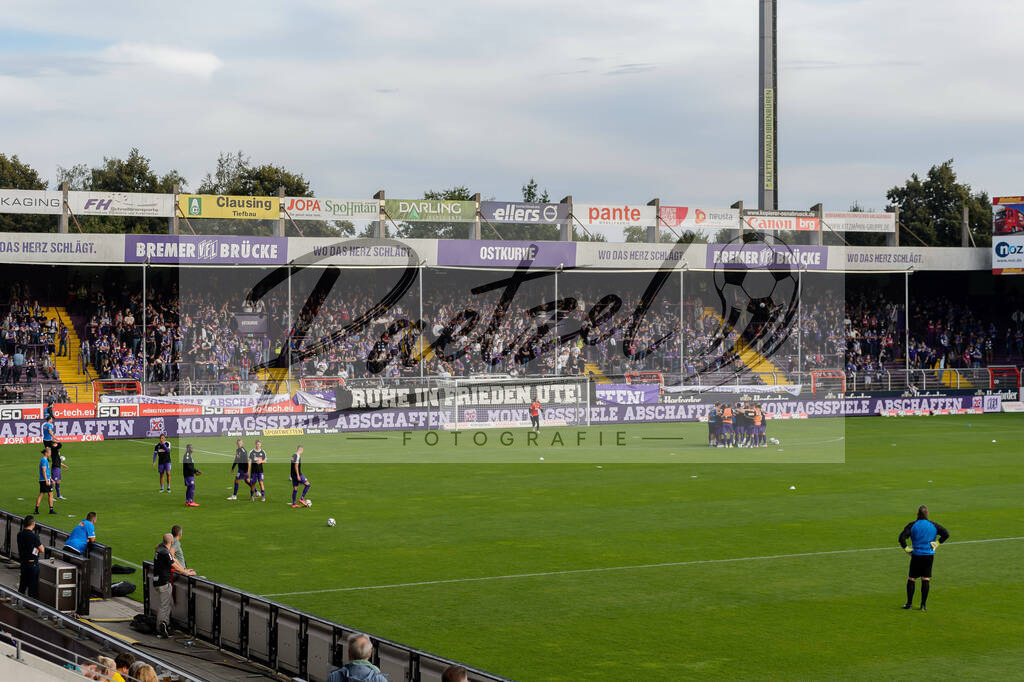 OSNVKO2021090620210906_249 | Fussball, Herren: . Fans vom VfL Osnabrueck beim Spiel der 3. Liga zwischen VfL Osnabrueck und FC Viktoria Koeln im Stadion an der Bremer Bruecke am 06.09.2021 in Osnabrueck, Deutschland.DFB / DFL REGULATIONS PROHIBIT ANY USE OF PHOTOGRAPHS AS IMAGE SEQUENCES AND/OR QUASI-VIDEO. - Realisiert mit Pictrs.com
