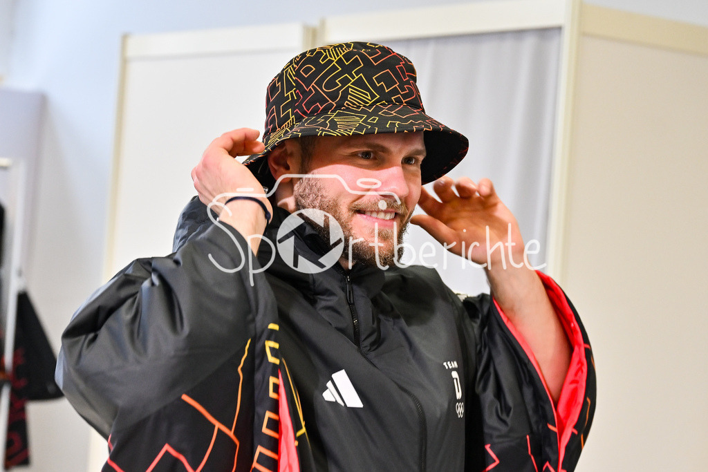 Einkleidung Team D Milano Cortina 2026 | Munich, GERMANY - 12. JANUARY: Parker TUOMIE Eishockeyspieler der Kölner Haie) bei der Einkleidung des Teams D am 12.01.2026 in der MTC world of fashion in München