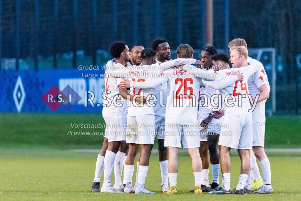 Fußball, Saison 2022/23, Freundschaftsspiel, Hamburger SV II (U21) - Eimsbütteler TV, Trainingsplatz am Volksparkstadion (Hamburg), 28.03.2023 | ETV Spieler bilden einen Spielerkreis während einer Spielunterbrechung.