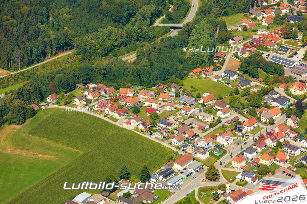 Luftaufnahme der Stadt Röhrnbach - Die Luftaufnahme wurde 2025 vom UL-Flugzeug heraus erstellt ( keine Drohne ) - Hochauflösende Luftaufnahme - für professionelle Ausdrucke geeignet. Die Geschenkidee !Mit Lizenz und Bildrechte bestellbar