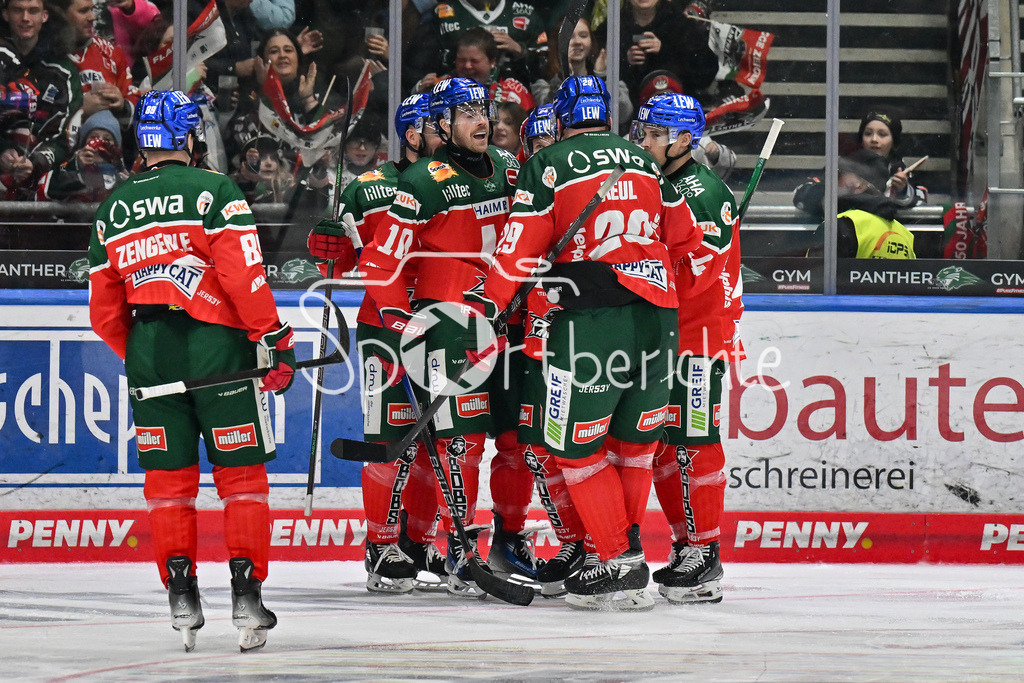 Augsburger Panther - Düsseldorfer EG | Jubel der Panther nach dem Treffer zum 5-0 durch T. J. TREVELYAN (Augsburger Panther #24)  / Freude / Happy / Tor / Torschuetze / DEL: Augsburger Panther - Düsseldorfer EG, Curt Frenzel Stadion am 13.12.2024