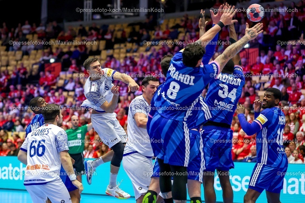EHF24012601089 | 24.01.2026, Handball, Men's EHF EURO 2026, Frankreich - Portugal, Jyske Bank Boxen in Herning, Dänemark, Main Round:  Francisco Mota Costa (Portugal #26) wirft über die französische Abwehr