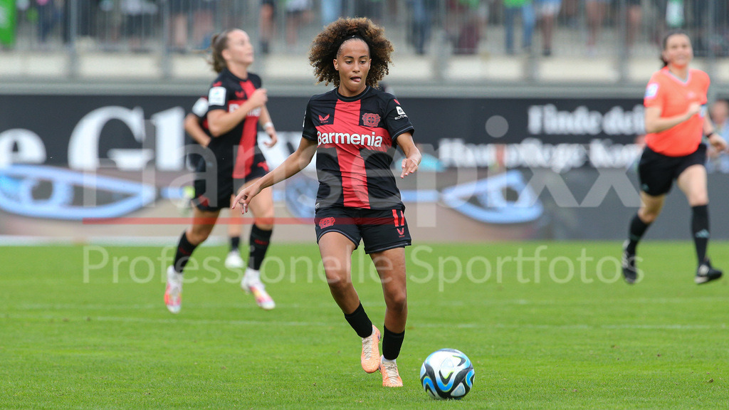 Fussball, Google Pixel Frauen-Bundesliga, VfL Wolfsburg - Bayer 04 Leverkusen | v.li.: Amira Arfaoui (Bayer 04 Leverkusen, 17) am Ball, Einzelbild, Ganzkörper, Aktion, Action, Spielszene, DIE DFB-RICHTLINIEN UNTERSAGEN JEGLICHE NUTZUNG VON FOTOS ALS SEQUENZBILDER UND/ODER VIDEOÄHNLICHE FOTOSTRECKEN. DFB REGULATIONS PROHIBIT ANY USE OF PHOTOGRAPHS AS IMAGE SEQUENCES AND/OR QUASI-VIDEO.