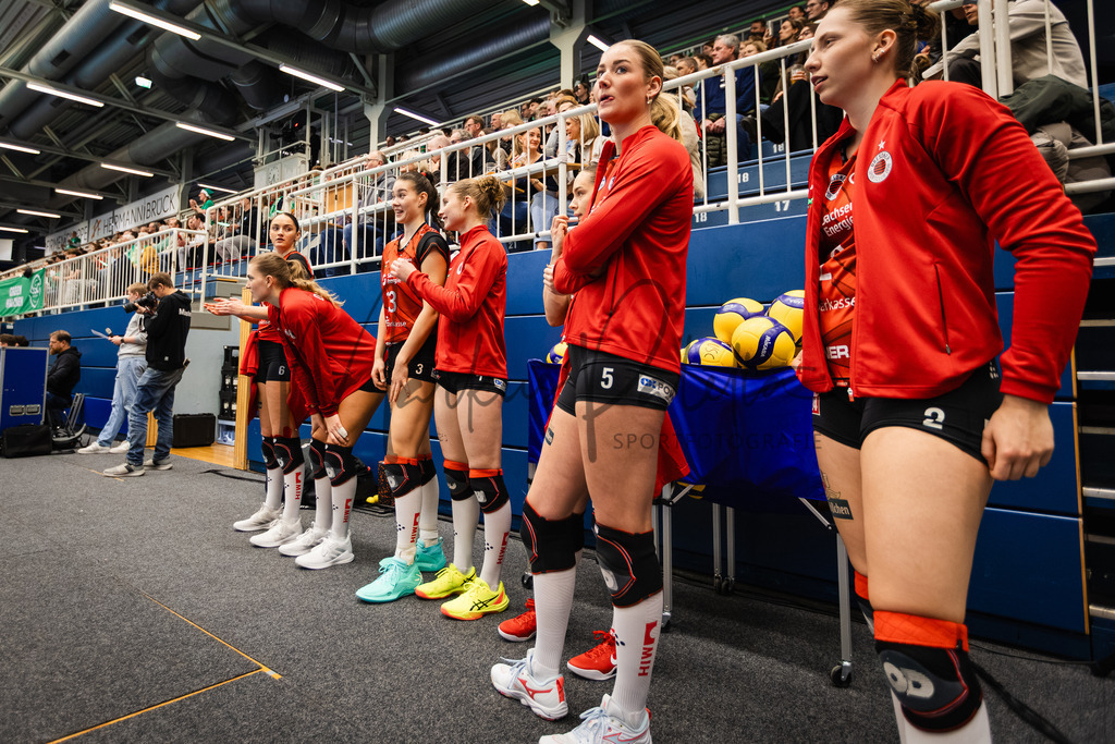 Volleyball, 1. Bundesliga Frauen, Hauptrunde, 8. Spieltag, Saison 2025/2026: USC Münster - Dresdner SC | 1. Bundesliga Frauen, Hauptrunde, 8. Spieltag, Saison 2025/2026, USC Münster empfängt Dresdner SC in der Sporthalle Berg Fidel in Münster. Foto: sportfotografie.ms | Markus Paletta - Realisiert mit Pictrs.com