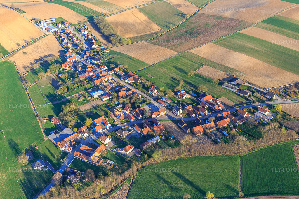 Aerial view: View of the town from the west in Crœttwiller in the state Bas-Rhin, France. – Photo: IMG_097842.jpg taken on 03/27/2017 by Werner Riehm/FLY-FOTO.com – Resolution of the original: 5472 x 3648 px