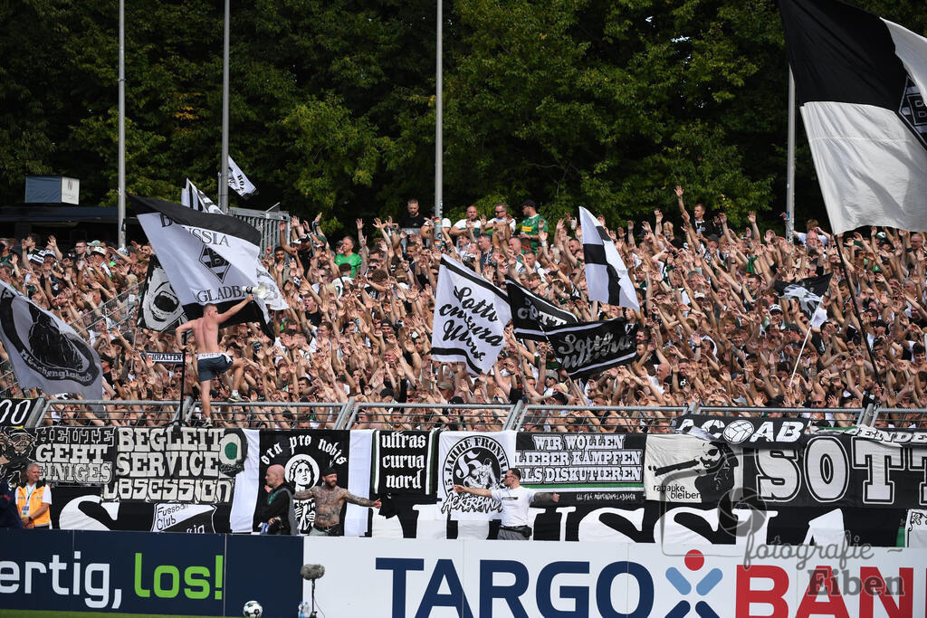 SV Atlas-Delmenhorst-Borussia Mönchengladbach | DFB-Pokal 1. Runde;SV Atlas Delmenhorst (gelb)-Borussia Mönchengladbach (schwarz) am 17.08.2025 in Oldenburg (Marschweg-Stadion), Photo: Philip Eiben 2025 - Realisiert mit Pictrs.com