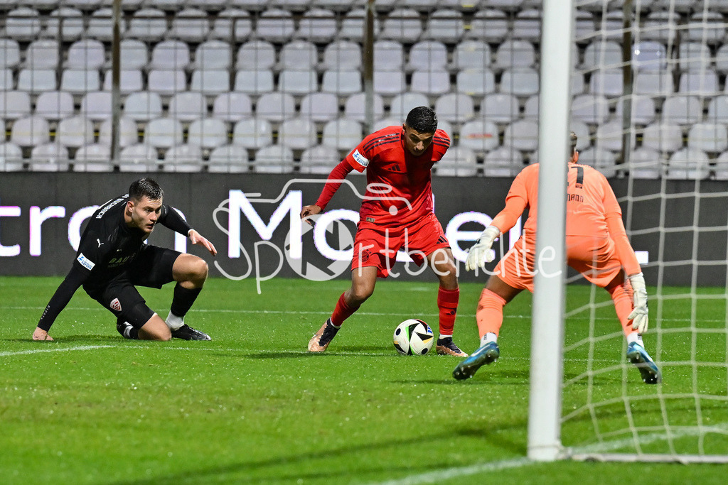 FC Bayern Amateure - TSV Buchbach | im Duell Tobias HEILAND (TSV Buchbach #15) und Emirhan DEMIRCAN (FC Bayern München II #11) / Zweikampf / Regionalliga Bayern: FC Bayern München II - TSV Buchbach, Gruenwalder Stadion am 27.09.2024
