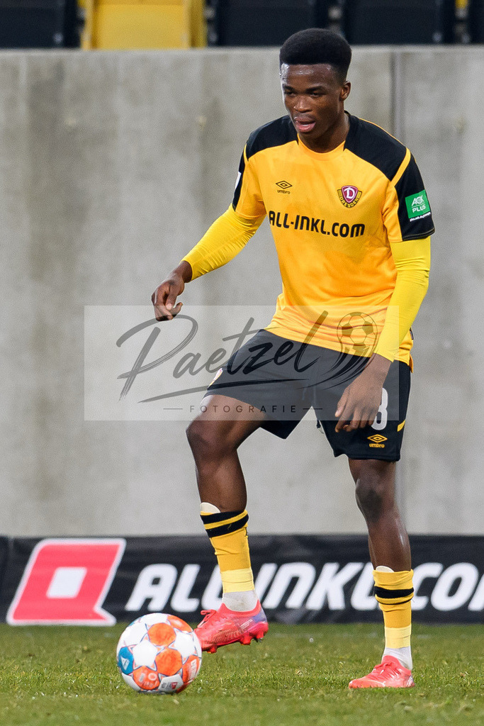 SGDHSV20220114_152 | Fussball, Herren: Michael Akoto (SG Dynamo Dresden) in Aktion, am Ball, Einzelaktion bei dem Spiel der 2. Bundesliga zwischen SG Dynamo Dresden und Hamburger SV im Rudolf-Harbig-Stadion am 14.01.2022 in Dresden, Deutschland.DFB / DFL REGULATIONS PROHIBIT ANY USE OF PHOTOGRAPHS AS IMAGE SEQUENCES AND/OR QUASI-VIDEO. - Realisiert mit Pictrs.com