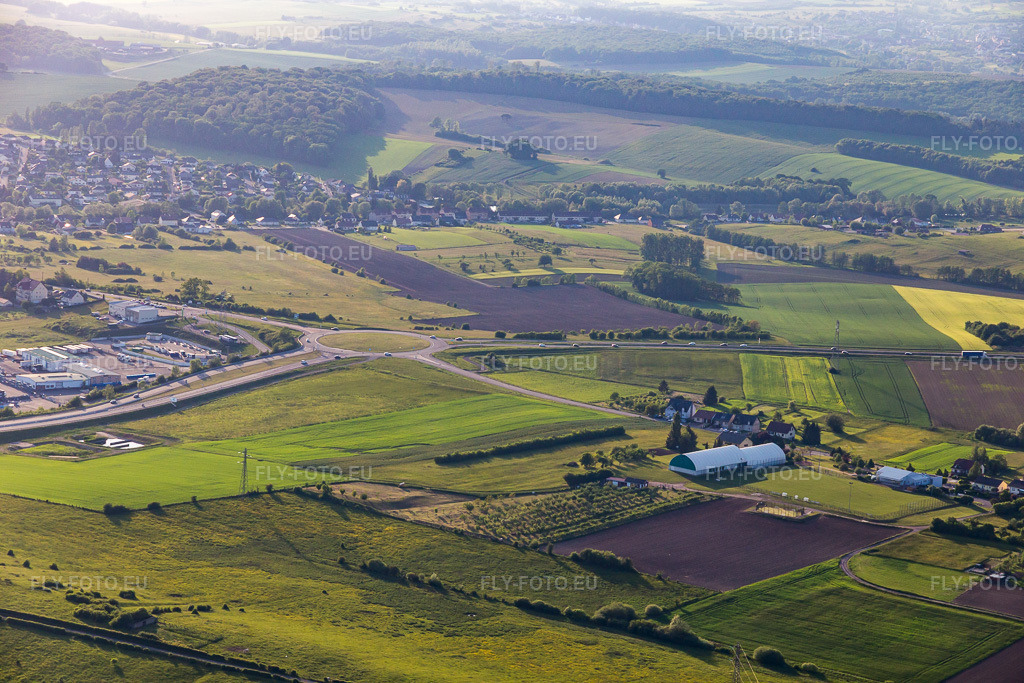 Vue aérienne: Woustwiller, rondpoint à Hambach dans le département Moselle, France. Photo: IMG_107342.jpg prise le 19/05/2018 par Werner Riehm/FLY-FOTO.eu – Résolution de l'original: 5472 x 3648 px