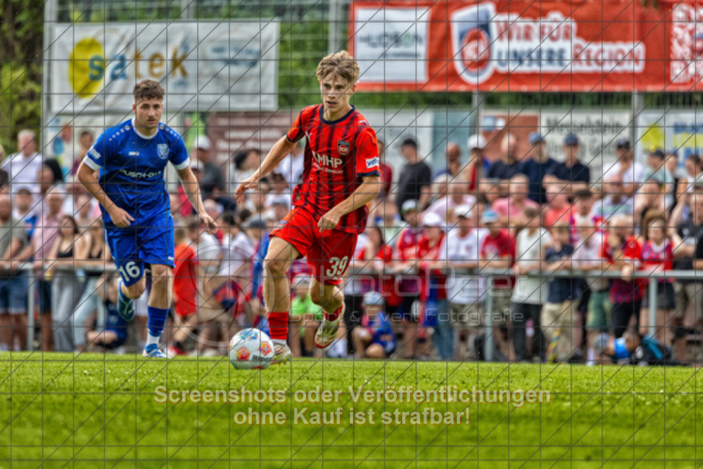 20250706_172418_2155-Bearbeitet | #,TSG Salach (blau) vs. 1.FC Heidenheim (rot), Fußball, Freundschaftsspiel - WfV, Saison 2025/2026, Rasensportplatz, Staufenecker Str. 41, 73084 Salach, 06.07.2025 - 15:30 Uhr,Foto: PhotoPeet-Sportfotografie/Peter Harich