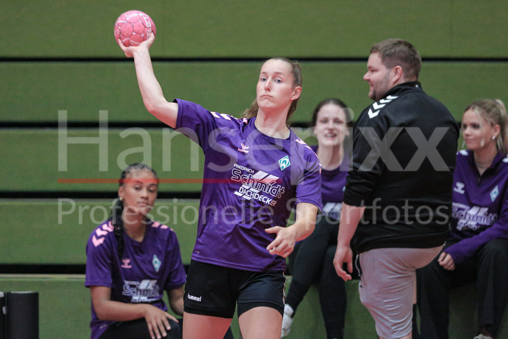 Handball, 2. Bundesliga Frauen, Training SV Werder Bremen | v.li.: Lara Niemann (SV Werder Bremen, 35) am Ball, Spielszene, Aktion, Action