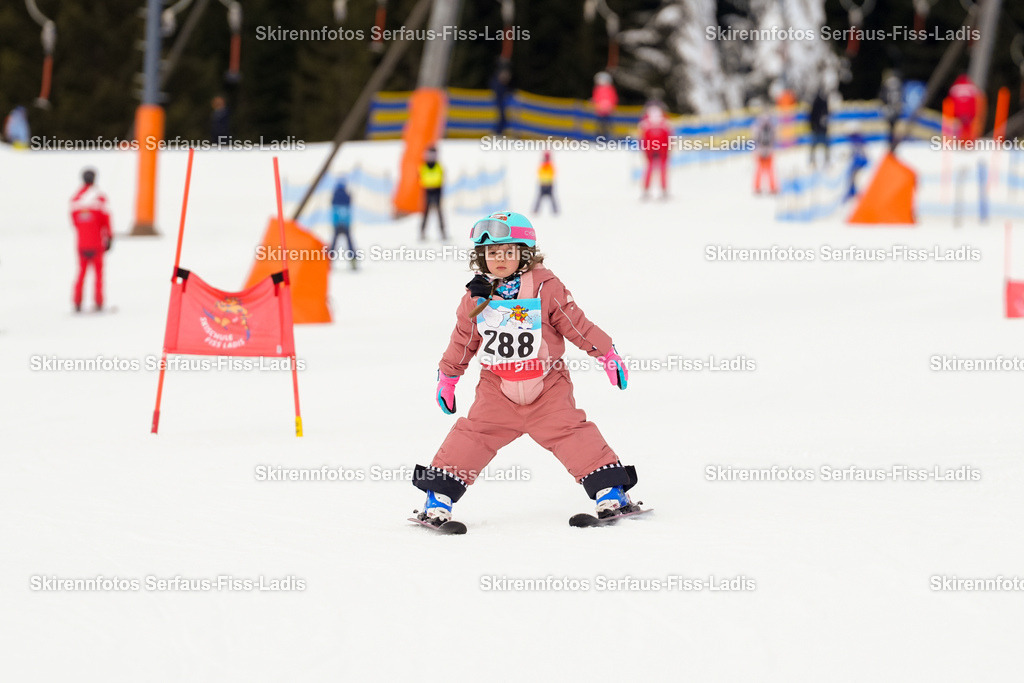 SRF_02.01.2026_0421 | Skirennfotos,Serfaus,Fiss,Ladis,Kinderskirennen,Winter,Tirol,Oberland,skirace,SFL,feelfree,weil wir's genießen,ski,Ski,skifahren,Sonnenplateau, - Realisiert mit Pictrs.com