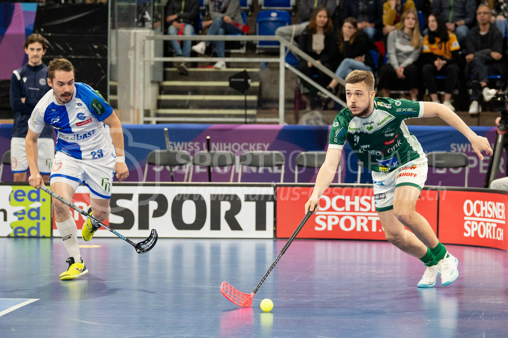 SV Wiler-Ersigen vs GC Unihockey - 23. April 2022 | SV Wiler-Ersigen vs GC Unihockey
Stimo Arena, Kloten
#23 Fabrice Göldi (GC Unihockey) und #9 Radek Sikora (SV Wiler-Ersigen).
Bild: Sportfotografie Markus Aeschimann | www.markus-aeschimann.ch - Realisiert mit Pictrs.com
