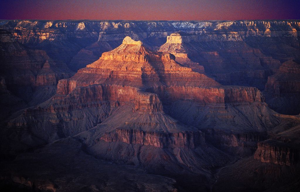 USA_Az_GarndCanyon_Western_01056a | Berggipel des Gran Canyon im untergehenden Sonnenlicht.