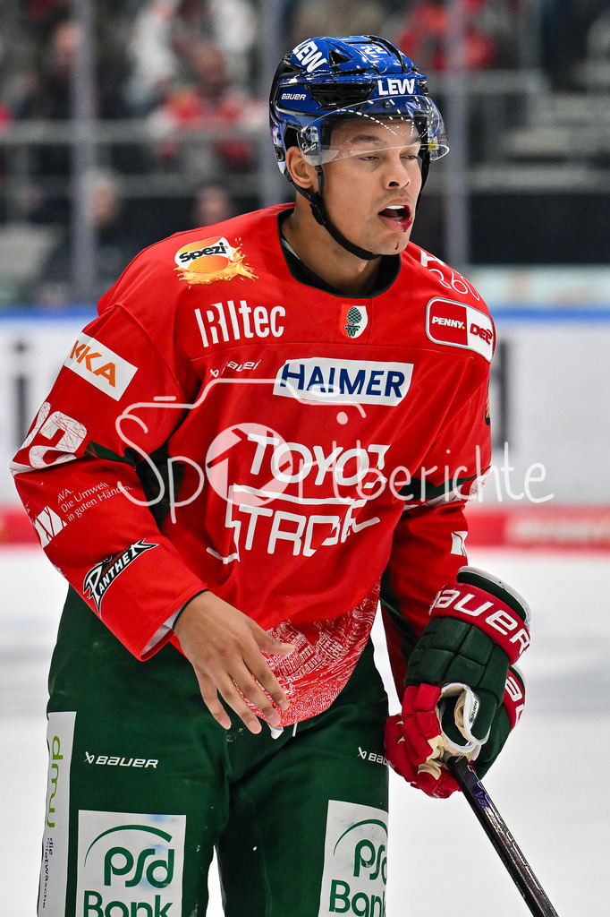 Augsburger Panther - Kölner Haie | der vom Puck getroffene Madison BOWEY (Augsburger Panther 22) fährt blutend vom Eis / Blut / Verletzung / Verletzt / DEL: Augsburger Panther - Kölner Haie; Curt Frenzel Stadion am 26.09.2025
