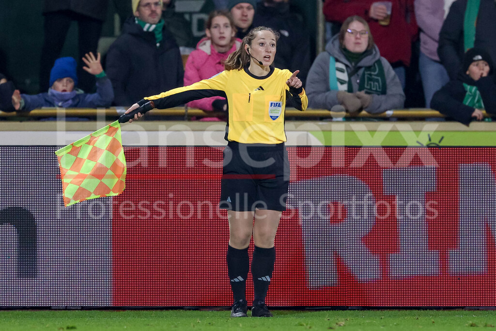 Fussball, Google Pixel Frauen-Bundesliga, SV Werder Bremen - Bayer 04 Leverkusen | Schiedsrichter-Assistentin Melissa Joos zeigt einen Eckstoß an, gibt ein Fahnenzeichen, gibt Anweisungen, gestikuliert, mit den Armen gestikulieren, DIE DFB-RICHTLINIEN UNTERSAGEN JEGLICHE NUTZUNG VON FOTOS ALS SEQUENZBILDER UND/ODER VIDEOÄHNLICHE FOTOSTRECKEN. DFB REGULATIONS PROHIBIT ANY USE OF PHOTOGRAPHS AS IMAGE SEQUENCES AND/OR QUASI-VIDEO.