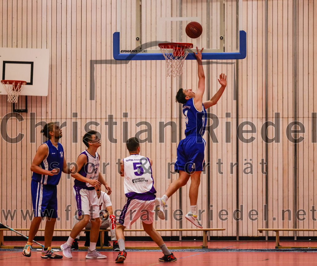 2022-05-29_054_SpVgg_Altenerding_gegen_Muenchen_Basket_2 | Erding, Deutschland, 29.05.2022:
Basketball, Bezirksliga 2021 / 2022, Herren Turnier der 2. der Aufstiegsrunden, SpVgg Altenerding gegen München Basket 2, Endergebnis: 

Adrian Grieble (München Basket, #14), Sebastian Weber (SpVgg Altenerding, #12), +a5+, Tizian Baur (München Basket, #4)

Foto: Christian Riedel / fotografie-riedel.net