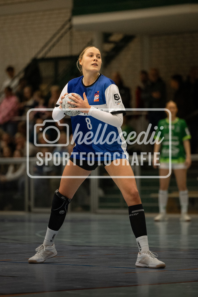 Vechta_Blomberg-68 | Leni Ringelkamp (8, HSG Blomberg-Lippe II) ist bereit für den Wurf eines sieben Meters - Realisiert mit Pictrs.com
