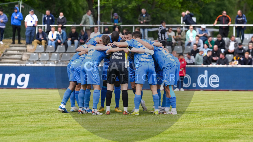Fußball, Herren, Saison 2024/2025, Finaltag der Amateure 2025, Landespokal Brandenburg, Finale, VfB 1921 Krieschow vs. RSV Eintracht 1949, Samstag 24.05.2025, Volksparkstadion Neuruppin, | Fußball, Herren, Saison 2024/2025, Finaltag der Amateure 2025, Landespokal Brandenburg, Finale, VfB 1921 Krieschow vs. RSV Eintracht 1949, Samstag 24.05.2025, Volksparkstadion Neuruppin, Im Bild: Der Mannschaftskreis des RSV Eintracht 1949 - Realisiert mit Pictrs.com