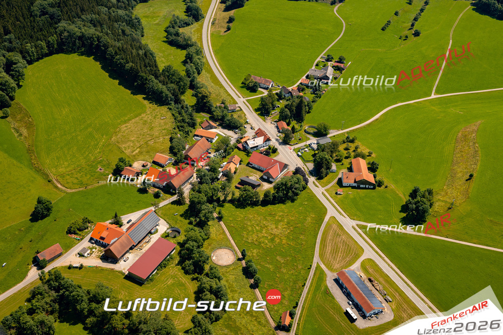 Das Luftbild zeigt : Hettisried Altusried - Die Luftaufnahme wurde 2024 vom UL-Flugzeug aus erstellt ( keine Drohne ) - Hochauflösende Luftaufnahme - Für grossformatige Ausdrucke geeignet. Die Geschenkidee !Mit Lizenz und Bildrechte bestellbar