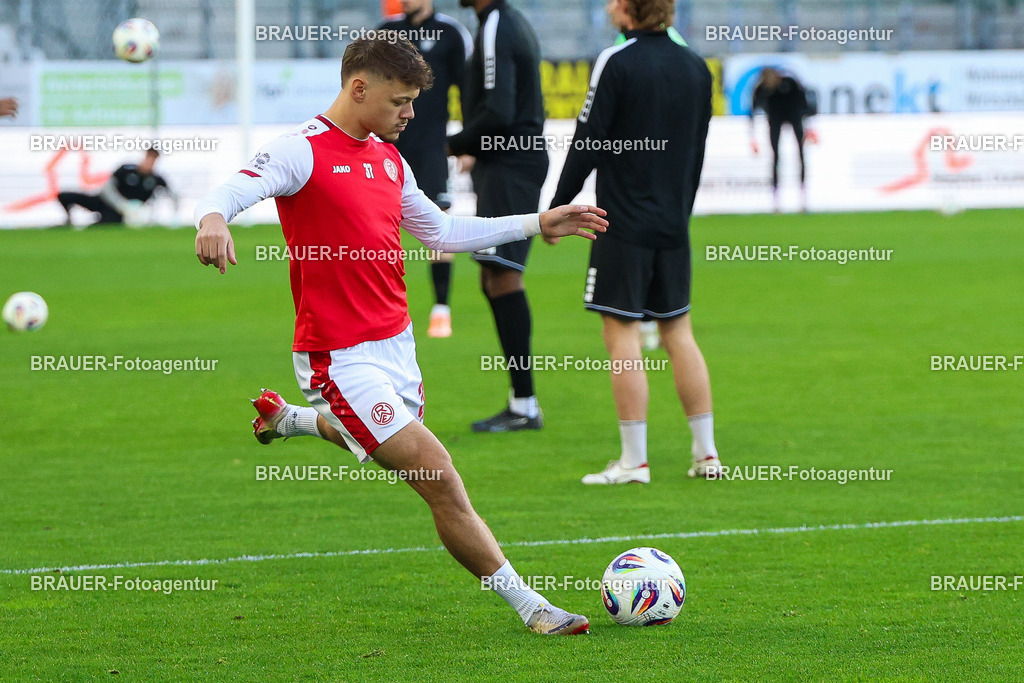 Rot-Weiss Essen - 1.Fc Schweinfurt | Essen, Deutschland, 02.11.2025 Jannik Hofmann  (Rot-Weiss Essen) wärmt sich auf  während des 3.Liga Spiels zwischen  Rot-Weiss Essen und 1.Fc Schweinfurt am 02.11.2025 im Stadion an der Hafenstraße in Essen. (Foto von Timo Bluhmki-Schmidt/Brauer Fotoagentur