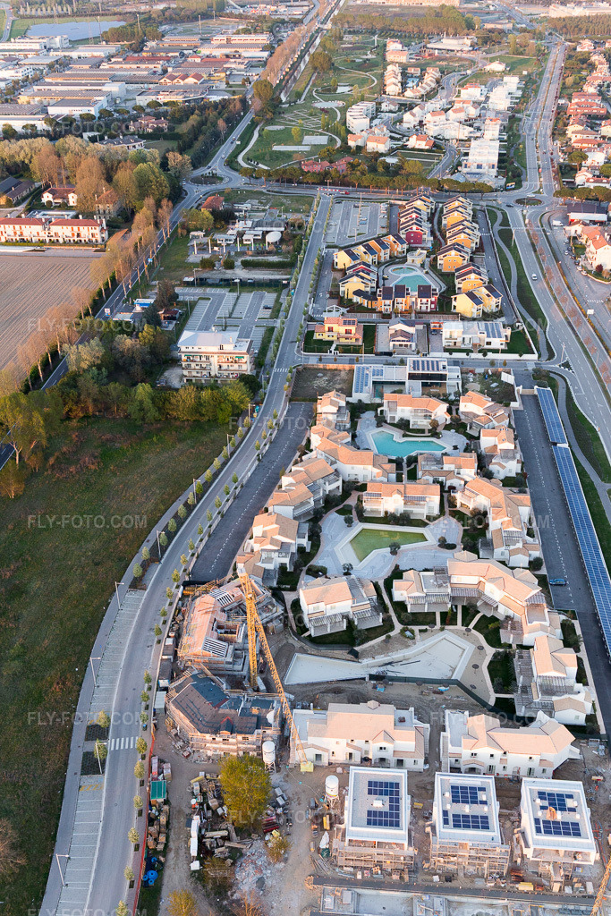 Aerial view: Ferienhaus- Anlage des Ferienparks Les Maisons in Jesolo in the state Veneto, Italy.Photo: IMG_098330.jpg taken on 04/03/2017 by Werner Riehm/FLY-FOTO.comResolution of the original: 3648 x 5472 px