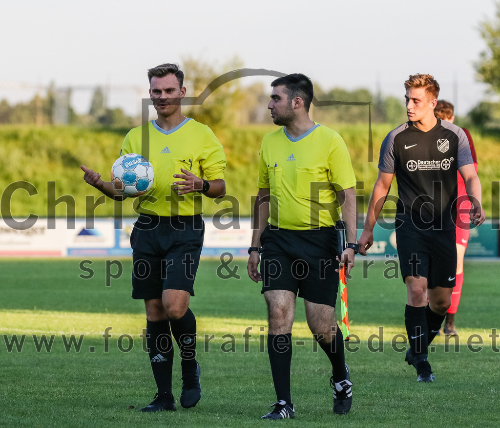 2023-07-14_129_FC_Langengeisling_gegen_FC_Velden-Eberspoint | Erding, Deutschland, 14.07.2023:
Fußball, Bezirksliga Oberbayern Ost 2023 / 2024, Testspiel, FC Langengeisling gegen FC Velden-Eberspoint, Endergebnis: 5:0

Schiedsrichter Julian Neumann, Niko Simak (FC Langengeisling, #3)

Foto: Christian Riedel / fotografie-riedel.net