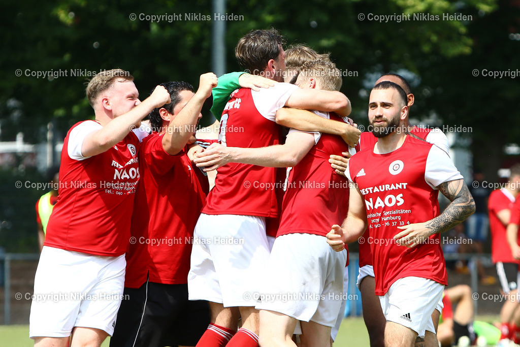 NH_KlubKosova_HarburgerSC_Testspiel_HarburgPokal_21072024 | Der Harburger SC bejubelt den Sieg beim Harburg-Pokal.Fußball I Herren I Testspiel (Harburg-Pokal) I Saison 2024-2025 I Klub Kosova - Harburger SC I 21.07.2024 I Sportplatz Alter Postweg