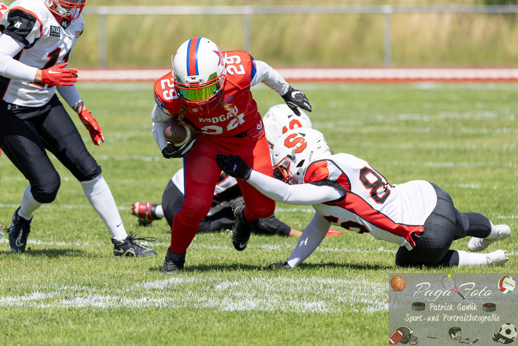 GFLW 1: German Football League Women 1: Rodgau Pioneers Ladies - Stuttgart Scorpions Sisters, 07.06.2026 | Angela Daniela Luzia Kächle (Stuttgart Scorpions Sisters #86), Alena Lins (Rodgau Pioneers Ladies #29) löst / bricht das Tackle von Rodgau Pioneers Ladies - Stuttgart Scorpions Sisters, Rodgau, Maingau-Energie-Stadion "Am Weichsee", 7.6.2026 - Realisiert mit Pictrs.com