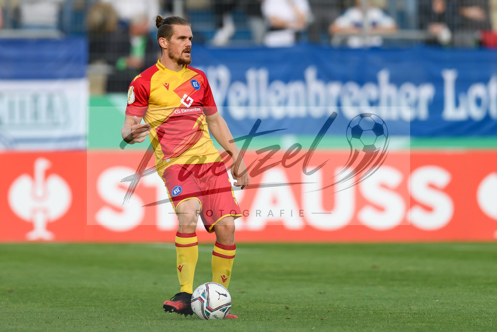 LOTKSC20210809_183 | Fussball, Herren: Sebastian Jung (Karlsruher SC) in Aktion, am Ball, Einzelaktion beim Spiel der 1. Runde im DFB-Pokal zwischen SF Lotte und Karlsruher SC im Stadion am Lotter Kreuz am 09.08.2021 in Lotte, Deutschland.DFB / DFL REGULATIONS PROHIBIT ANY USE OF PHOTOGRAPHS AS IMAGE SEQUENCES AND/OR QUASI-VIDEO. - Realisiert mit Pictrs.com