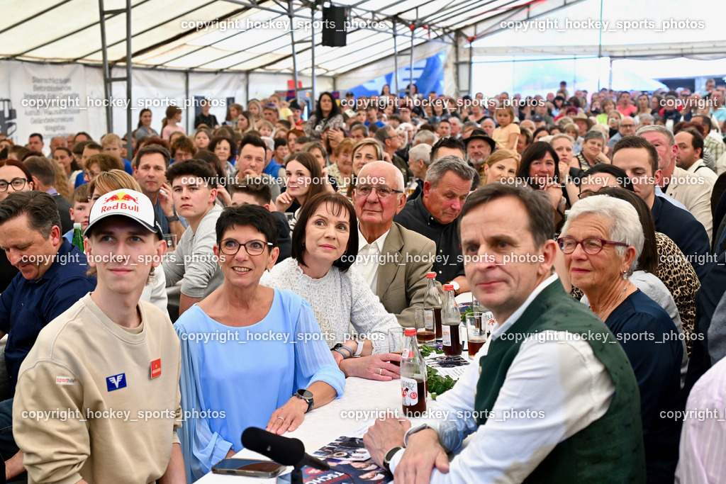 Empfang Daniel Tschofenig | Einzug Daniel Tschofenig, Mama Monika Tschofenig, Papa Gerhard Tschofenig, Empfang Daniel Tschofenig, Empfang Daniel Tschofenig am 10.05.2025 in Hohenthurn (Mehrzweckhaus Hohenthuurn), Austria, (Photo by Bernd Stefan)
