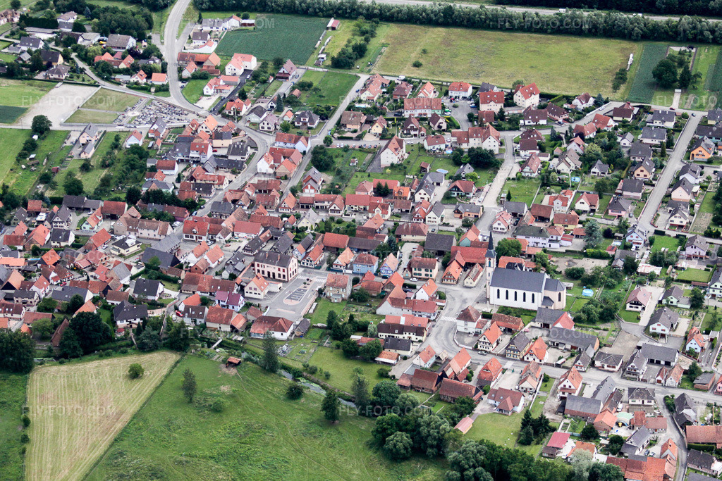 Aerial view: View of the town from the northwest in Leutenheim in the state Bas-Rhin, France. – Photo: IMG_19088.jpg taken on 06/20/2009 by Werner Riehm/FLY-FOTO.com – Resolution of the original: 4455 x 2970 px