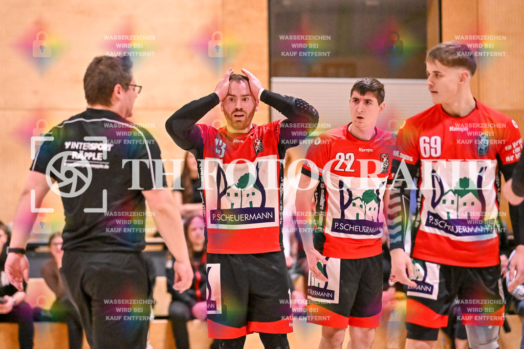 GER, SG Maulburg/Steinen - SG Koendringen/Teningen 2, Handball, Landesliga, 21. Spieltag, Saison 2023/2024, 23.03.2024 | Andre Leuchtmann (SG Maulburg/Steinen, #13), Niklas Ahrens (SG Maulburg/Steinen, #22), Ole Anton Holzkamp (SG Maulburg/Steinen, #69) sind mit der Entscheiduung des Schiedsrichters nicht einverstanden.

GER, SG Maulburg/Steinen - SG Koendringen/Teningen 2, Handball, Landesliga, 21. Spieltag, Saison 2023/2024, 23.03.2024

Foto: TH Fotografie/Thomas Hess