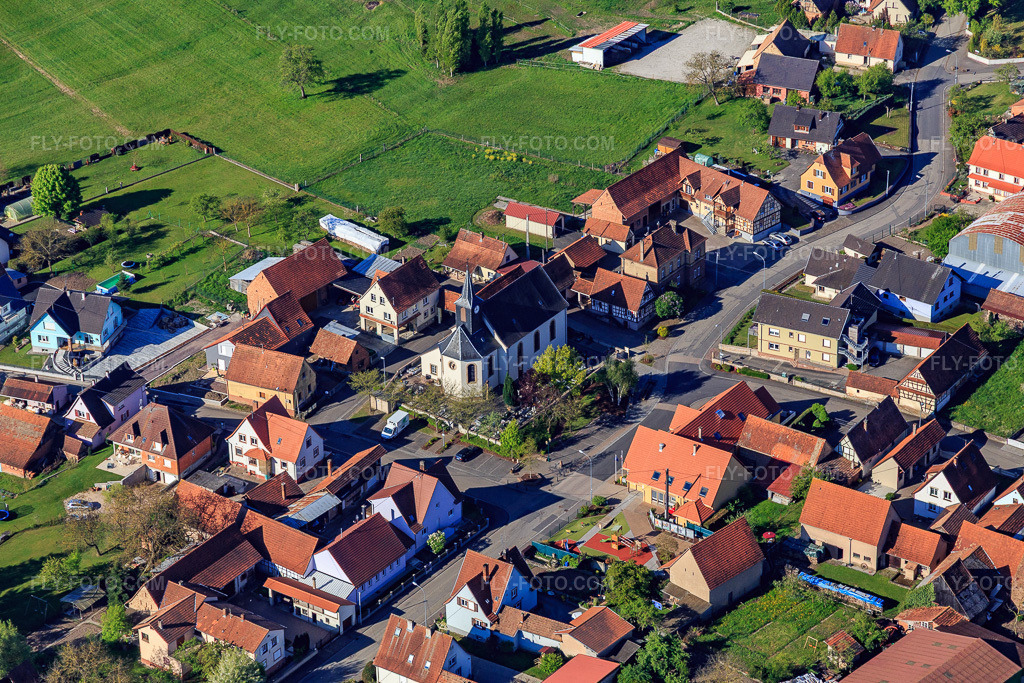 Aerial view: View of the town from the northeast in Hegeney in the state Bas-Rhin, France. – Photo: IMG_099372.jpg taken on 04/30/2017 by Werner Riehm/FLY-FOTO.com – Resolution of the original: 5370 x 3580 px