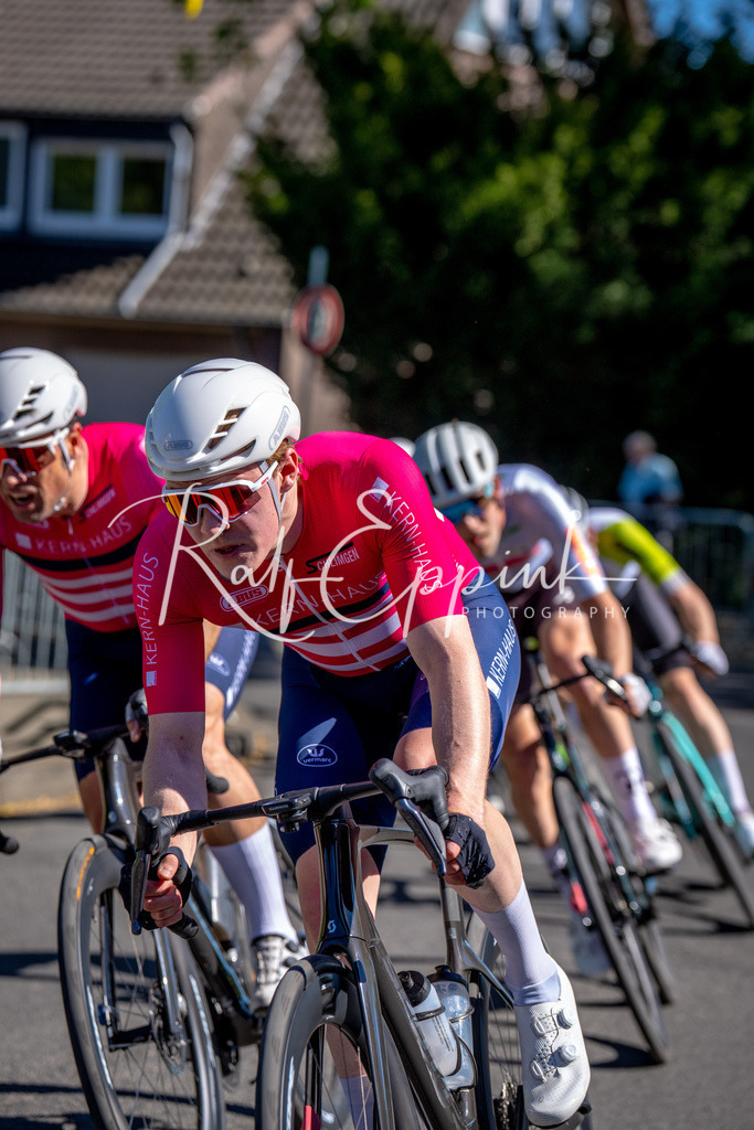 Spurt in den Mai 2026 - Großer Preis der Sparkasse Neuss | Annual one-day road cycling race "Großer Preis der Sparkasse Neuss" held in Büttgen, Germany, organized by VfR Büttgen 1912 e.V. The event features multiple races across all age categories from U11 youth to Elite men. - Realisiert mit Pictrs.com