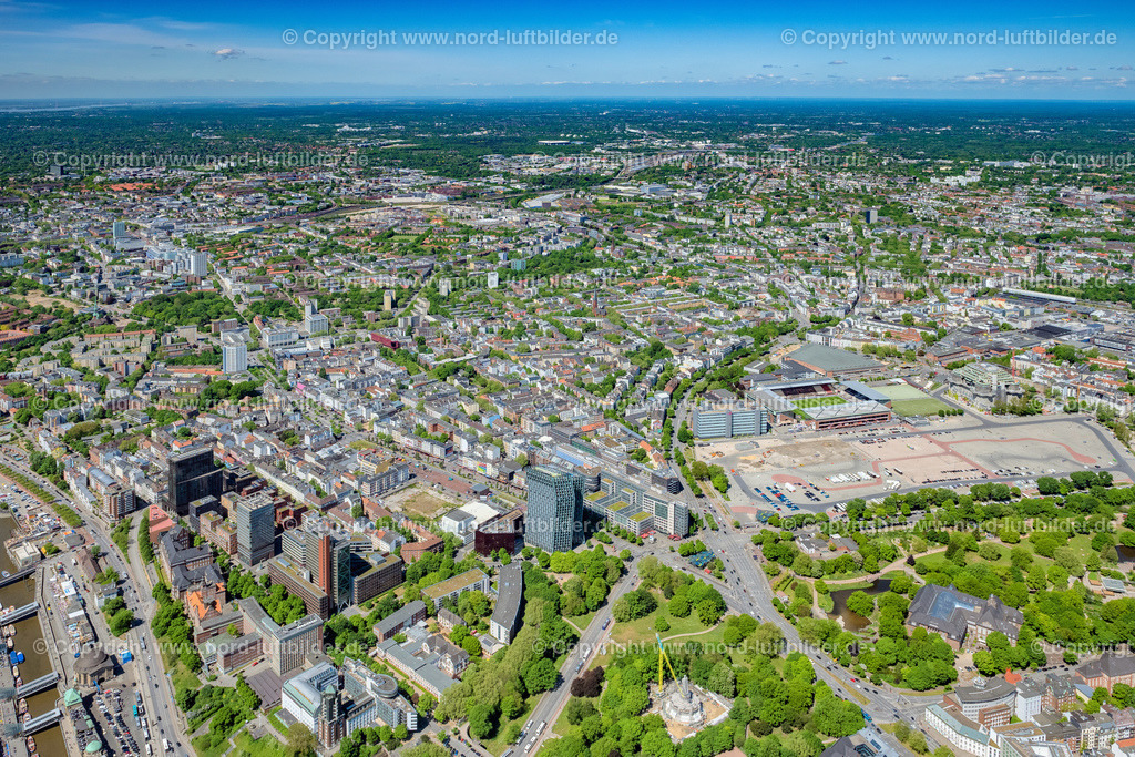 Hamburg_St_Pauli_ELS_5222150522 | HAMBURG 15.05.2022 Stadtteilansicht von St.Pauli mit Geschäftsgebäuden und Hochhäusern auf St.Pauli Reeperbahn in Hamburg. // District view of St.Pauli with business buildings and skyscrapers on the St.Pauli Reeperbahn in Hamburg. Foto: Martin Elsen