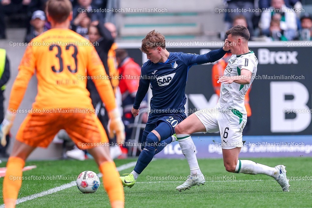 BMG16052601062 | 16.05.2026, Fußball, Borussia Mönchengladbach - TSG 1899 Hoffenheim, 1. Fußball Bundesliga, 34.Spieltag, Borussia-Park, Saison 2025 2026: Cole Campbell (TSG Hoffenheim #20) im Zweikampf gegen  Yannik Engelhardt&nbsp;(Borussia Mönchengladbach #06) neben Torwart Moritz Nicolas&nbsp;(Borussia Mönchengladbach #33)  DFB regulations prohibit any use of photographs as image sequences and or quasi-video.