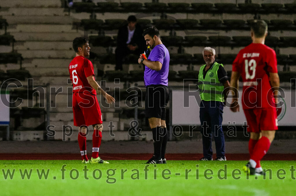 2023-09-01_079_SC_Baldham-Vaterstetten_gegen_TSV_1877_Ebersberg | Vaterstetten, Deutschland, 01.09.2023:
Fußball, Kreisliga 2023 / 2024, 3. Spieltag, SC Baldham-Vaterstetten gegen TSV 1877 Ebersberg, Ergebnis: 1:2

Elsjan Duraj (SC Baldham-Vaterstetten, #6), Schiedsrichter Vincent Hauff

Foto: Christian Riedel / fotografie-riedel.net