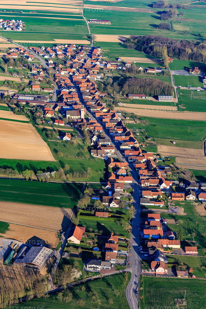 Luftbild: Ortsansicht von Westen in Oberrœdern im Bundesland Bas-Rhin in Frankreich. – Foto: IMG_097805.jpg vom 27.03.2017 durch Werner Riehm/FLY-FOTO.de – Auflösung des Originals: 3648 x 5472 px