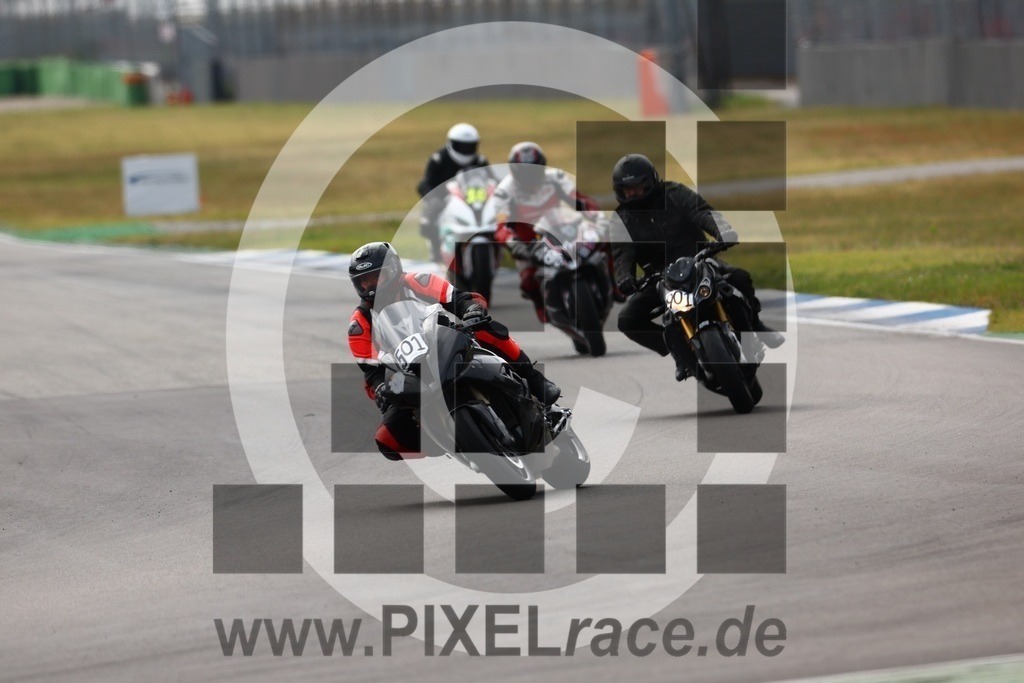0901-20250529_00907 | Schöne Erinnerungen an spannende Momente - das festzuhalten ist unser Job. PIXELrace.de ist seit 2003 auf den Rennstrecken Europas unterwegs um die Action draußen beim Fahren und die wunderbare Stimmung imm Fahrerlager für euch einzufangen.