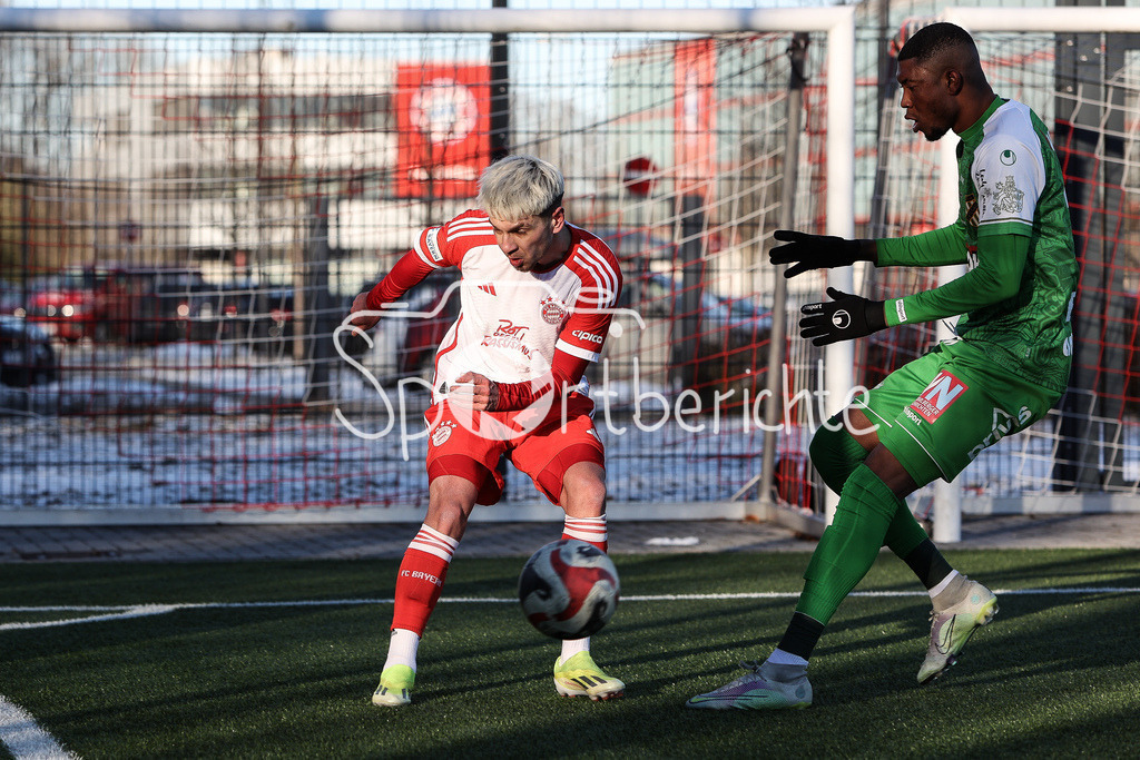 FC Bayern Amateure - SC Austria Lustenau | Im Duell Leon FUST (FCB #24) und Kennedy BOATENG (SCA #3) / zweikampf