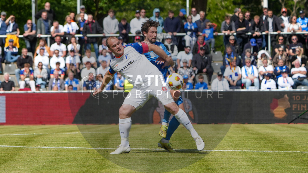 Fußball, Herren, Saison 2024/2025, Finaltag der Amateure 2025, Landespokal Brandenburg, Finale, VfB 1921 Krieschow vs. RSV Eintracht 1949, Samstag 24.05.2025, Volksparkstadion Neuruppin, | Fußball, Herren, Saison 2024/2025, Finaltag der Amateure 2025, Landespokal Brandenburg, Finale, VfB 1921 Krieschow vs. RSV Eintracht 1949, Samstag 24.05.2025, Volksparkstadion Neuruppin, Im Bild: Andy Hebler (l. Krieschow) und Leon Hellwig (r. RSV) - Realisiert mit Pictrs.com