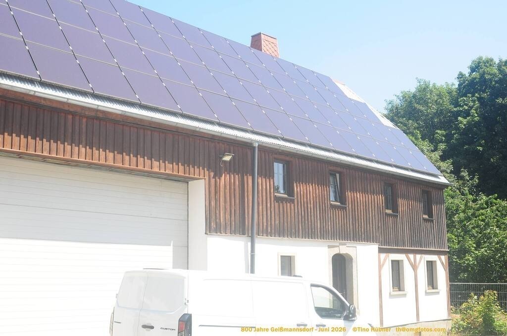Geißmannsdorf-2026-Ortsbilder-315 | Geißmannsdorf bei Bischofswerda im Sommer 2026. Ein fotografischer Streifzug durch das Dorf Geißmannsdorf, mit Gebäuden, Straßen, Strohpuppen und geschmückten Vorgärten und Grundstücken anlässlich der 800-Jahr-Feier von Geißmannsdorf im Juni 2026 - Realisiert mit Pictrs.com