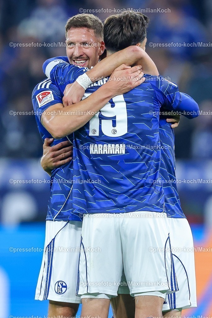 S0426092501239 | 25.09.2025, Fußball, FC Schalke 04 - SpVgg Greuther Fürth, 7.Spieltag, 2. Fußball Bundesliga, Veltins-Arena Gelsenkirchen, Saison 2025 2026: Abschlussjubel und Erleichterung bei den Schalkern nach dem 1:0 SIeg gegen Greuther Fürth. Janik Bachmann&nbsp;(Schalke04 #14) Kenan Karaman&nbsp;&nbsp;(Schalke04 #19) und Felipe Sanchez&nbsp;(Schalke04 #02) stehen zusammen DFB regulations prohibit any use of photographs as image sequences and or quasi-video.