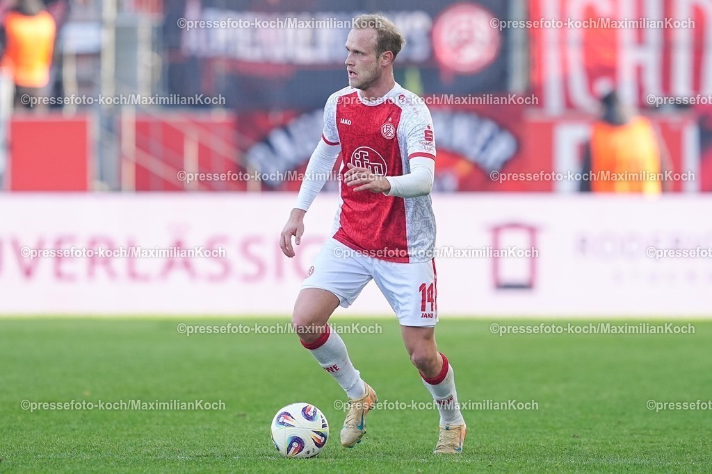 xYDRx24012601097 | 24.01.2026, xydrx, Fußball, 3.Liga, Rot-Weiss Essen - TSV Havelse, Saison 2025 2026, Stadion an der Hafenstraße: Lucas Brumme (Rot-Weiss Essen #14)   DFB regulations prohibit any use of photographs as image sequences and or quasi-video. Photo: xYannisxDreimannxPressefotoKochx