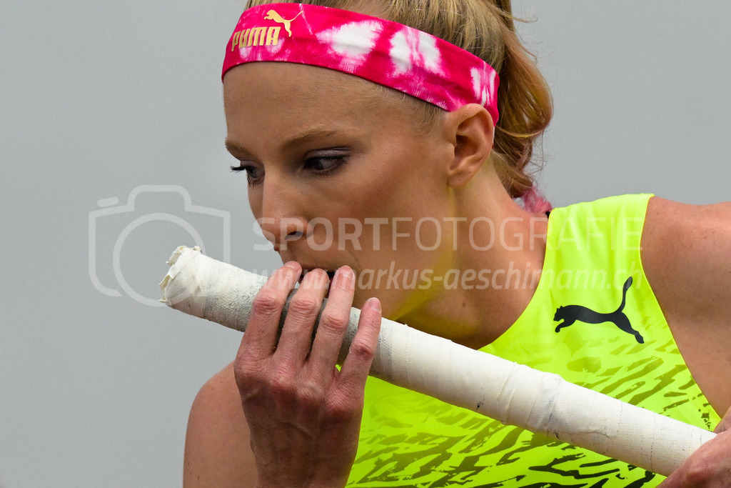 Leichtathletik: Weltklasse Zürich | 07.09.2022, Zürich, Sechseläutenplatz, Leichtathletik: Weltklasse Zürich, MORRIS Sandi (USA) präpariert ihren Stab im Stabhochsprung der Frauen. - Realisiert mit Pictrs.com