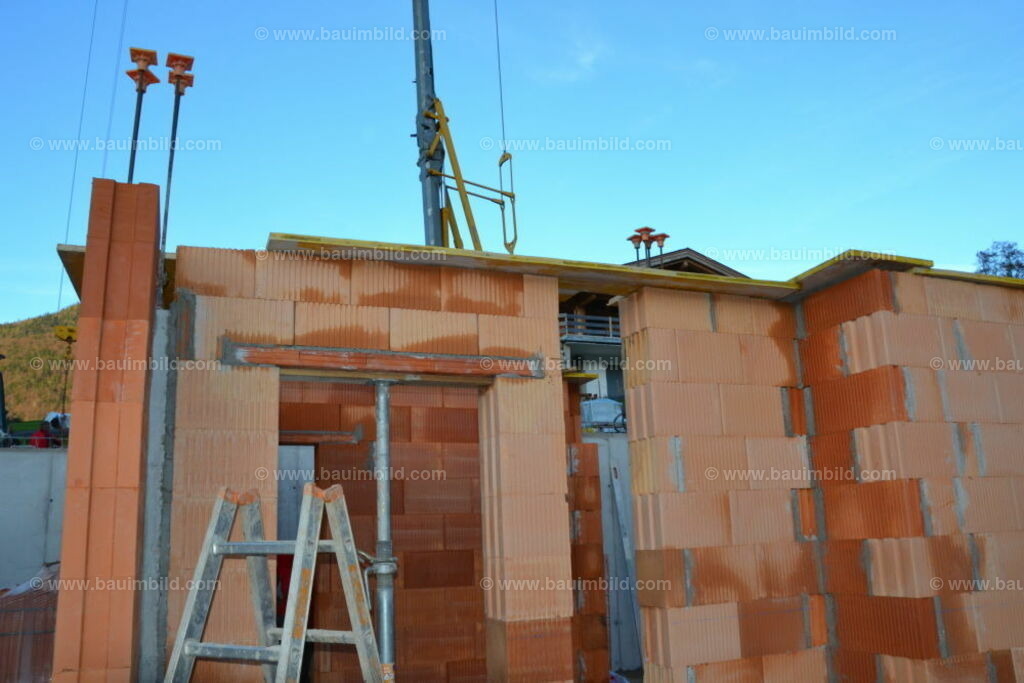 Ziegelmauer mit Türsturz | Mit Deckenstütze unterstellter Türsturz in Ziegelmauer, Ziegelmauerwerk mit Abdeckung, Hintergrund blauer Himmel