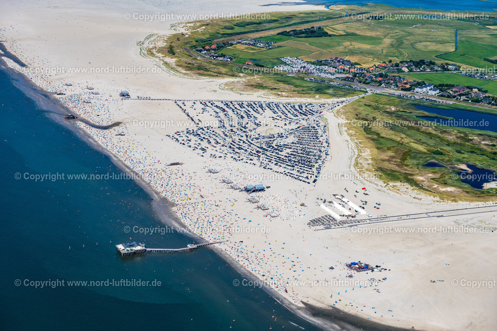 St. Peter-Ording_Parklatz_Am_Strand_ELS_0460130822 | SANKT PETER-ORDING 13.08.2022 Küsten- Landschaft am Sandstrand der Badestelle Ording Nord im Ortsteil St. Peter-Ording in Sankt Peter-Ording im Bundesland Schleswig-Holstein, Deutschland. Am Strand vor St. Peter- Ording ist in den Monaten März bis Ende Oktober das Strand- Parken gegen Gebühr erlaubt. Strandparkplatz am Weststrand. // Coastal landscape on the sandy beach of the bathing area Ording Nord in the district St Peter-Ording in Sankt Peter-Ording in the state Schleswig-Holstein, Germany. Foto: Martin Elsen
